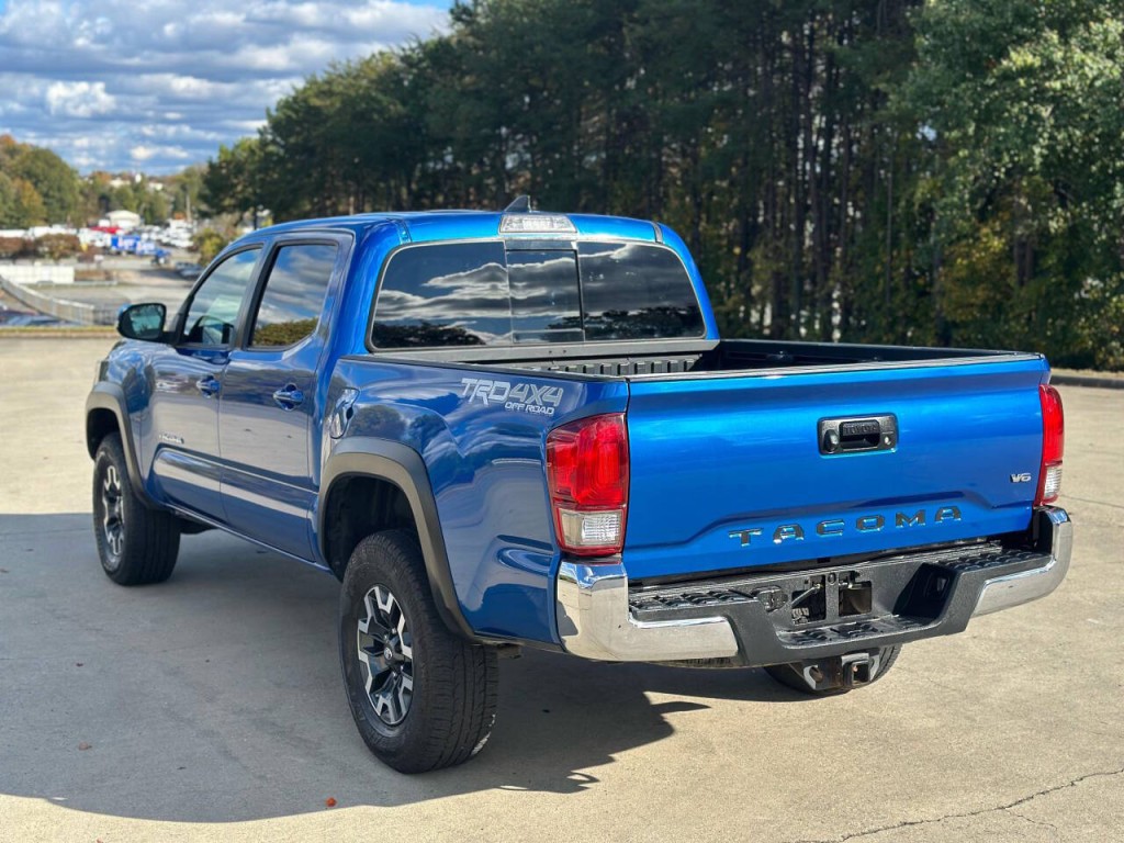 2017 Toyota Tacoma Image 3