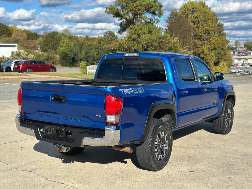 2017 Toyota Tacoma Image 5