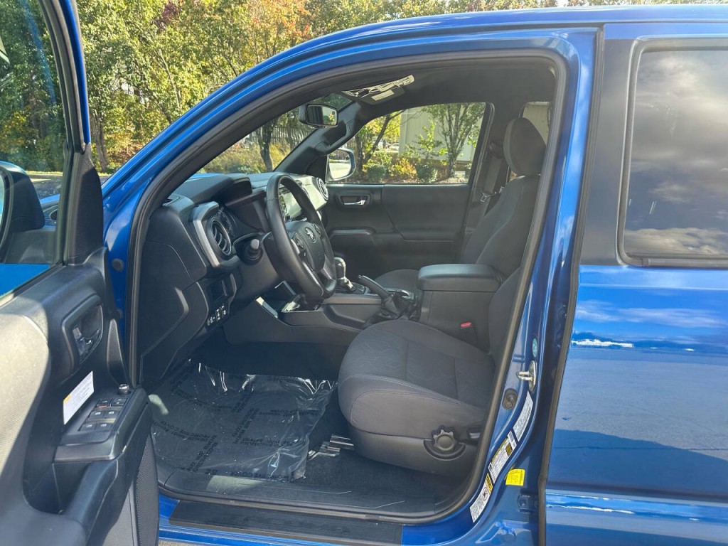 2017 Toyota Tacoma Image 8