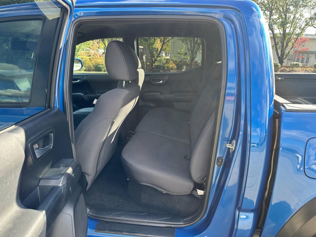 2017 Toyota Tacoma Image 9