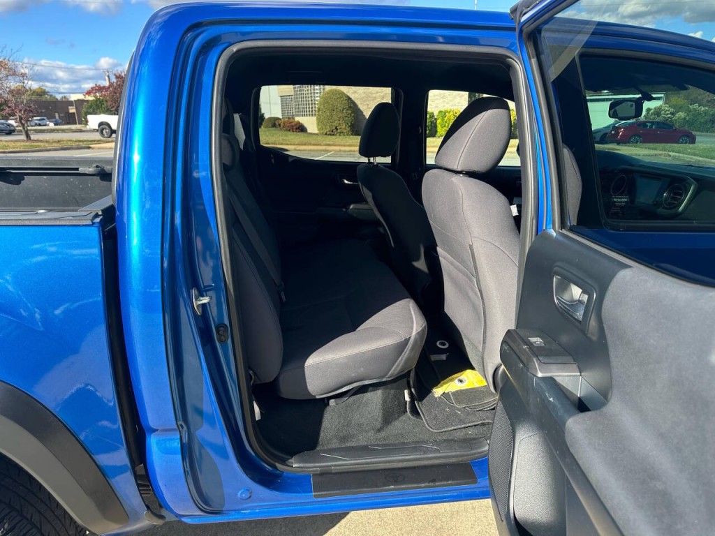 2017 Toyota Tacoma Image 10