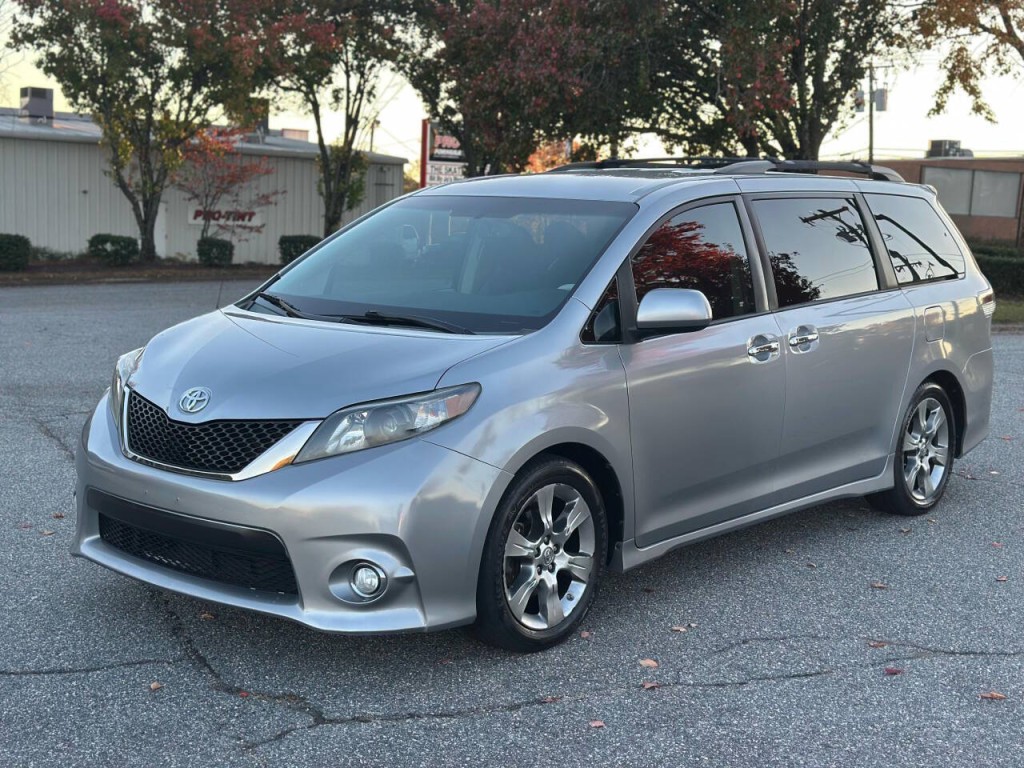 2013 Toyota Sienna Image 1