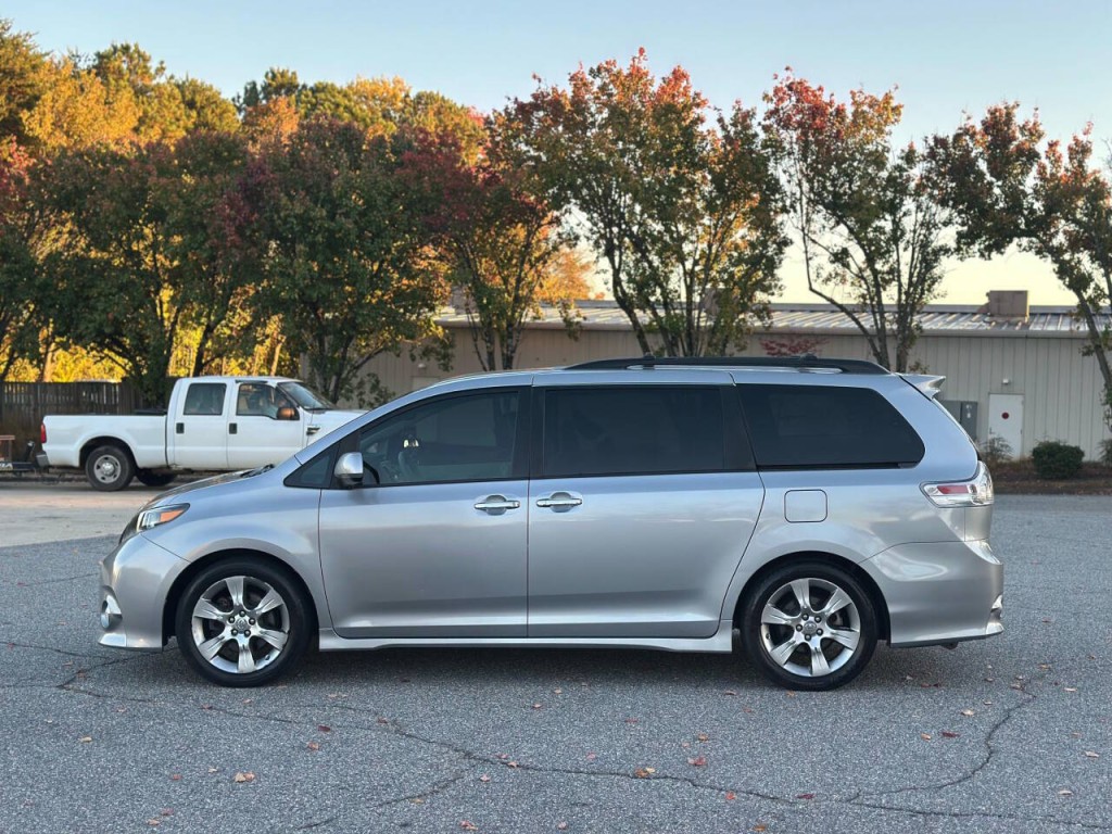 2013 Toyota Sienna Image 2