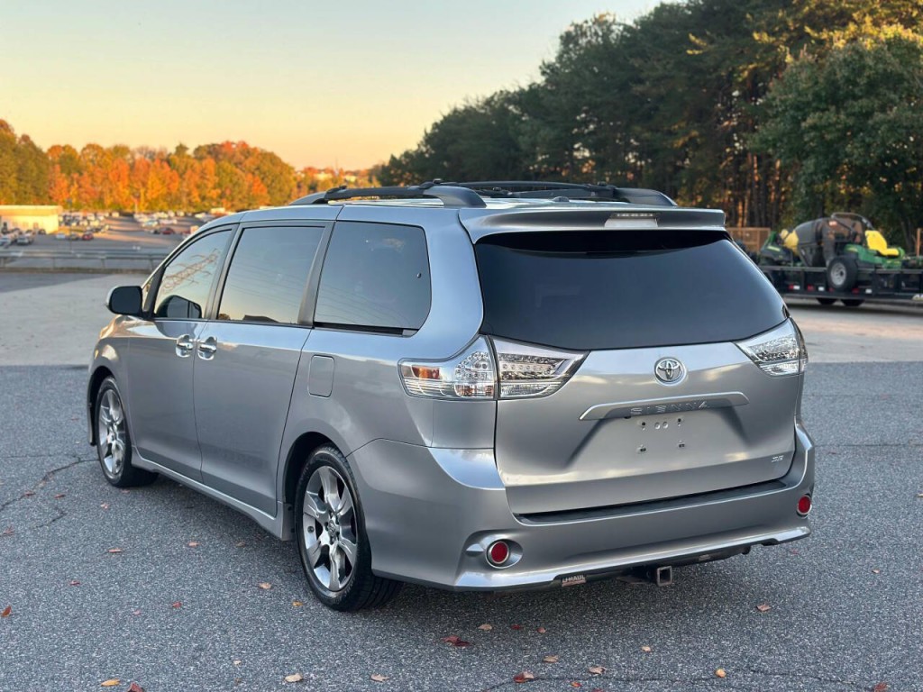 2013 Toyota Sienna Image 3