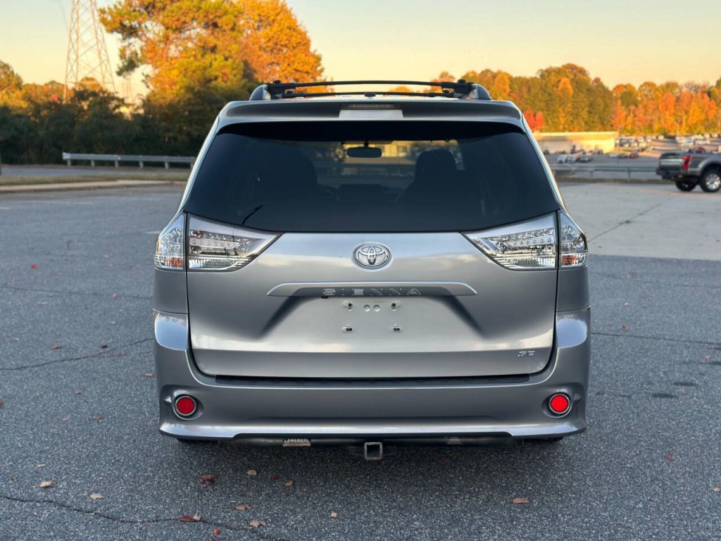 2013 Toyota Sienna Image 4