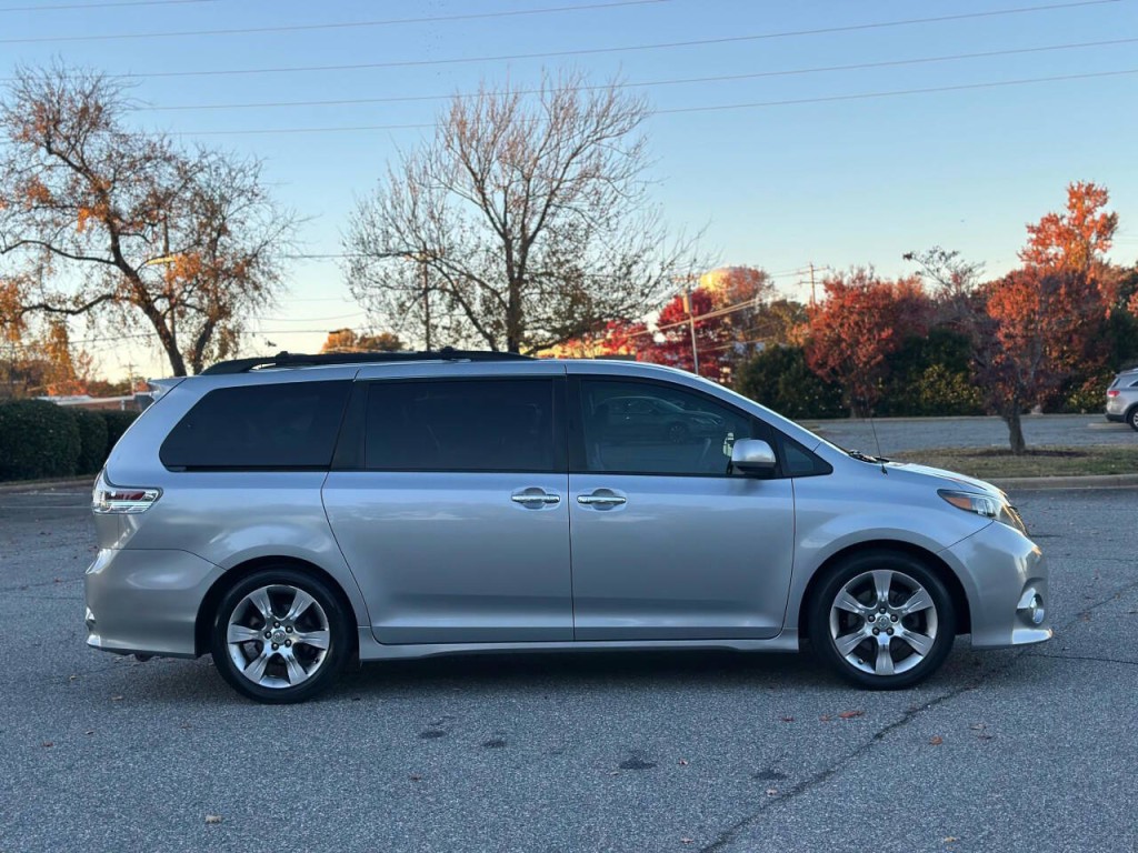 2013 Toyota Sienna Image 6