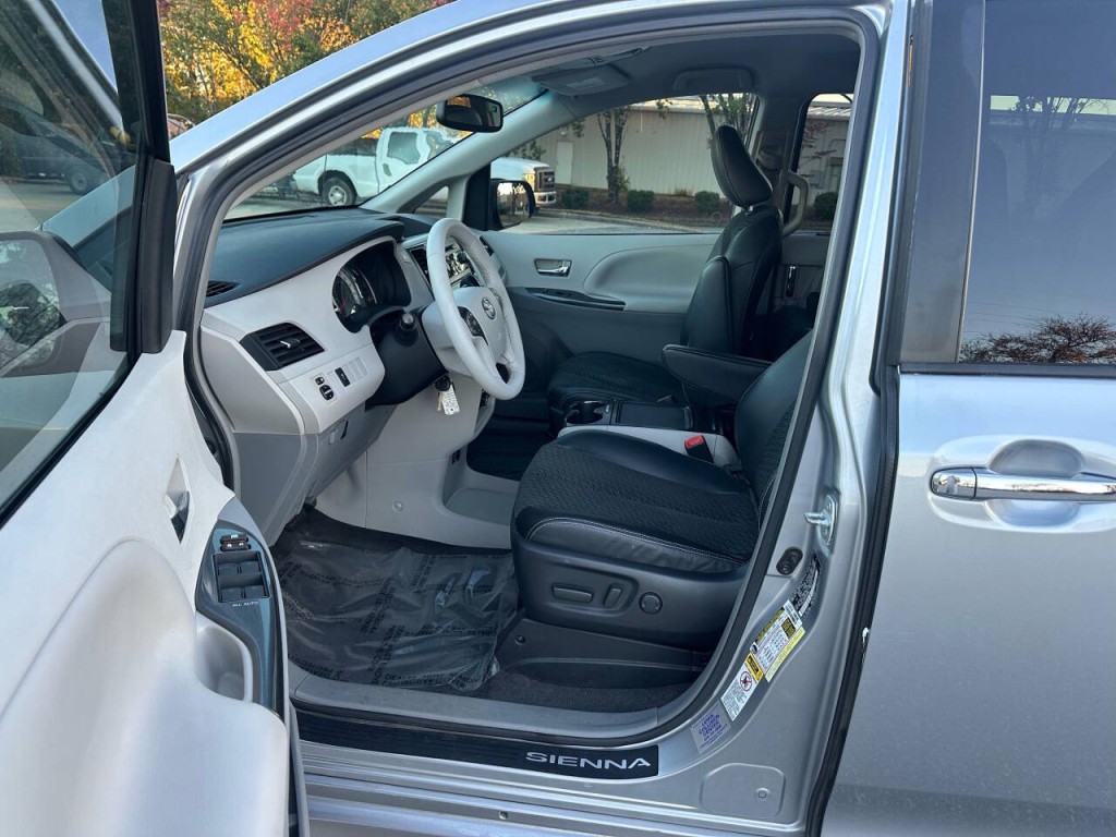 2013 Toyota Sienna Image 8