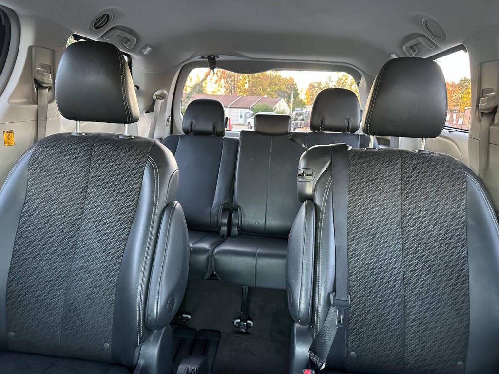 2013 Toyota Sienna Image 10