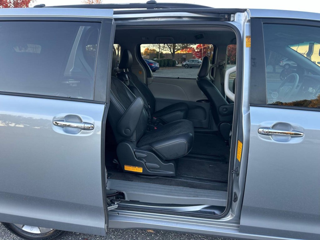 2013 Toyota Sienna Image 11