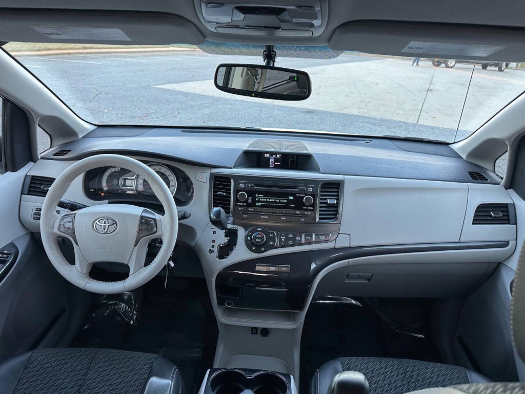 2013 Toyota Sienna Image 12