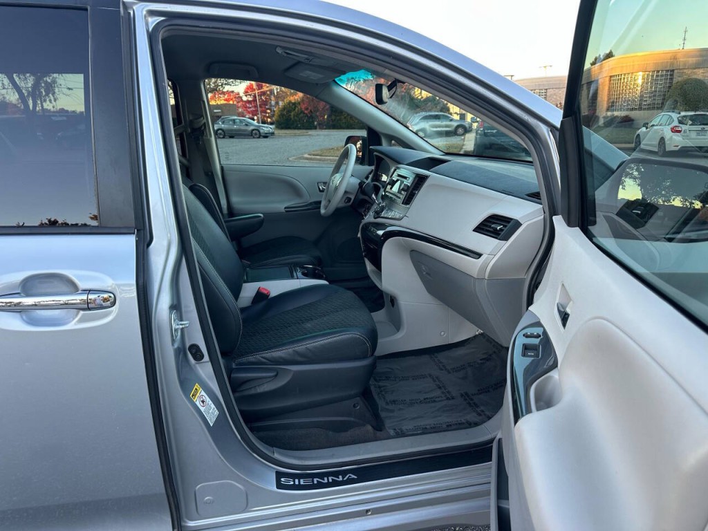 2013 Toyota Sienna Image 13