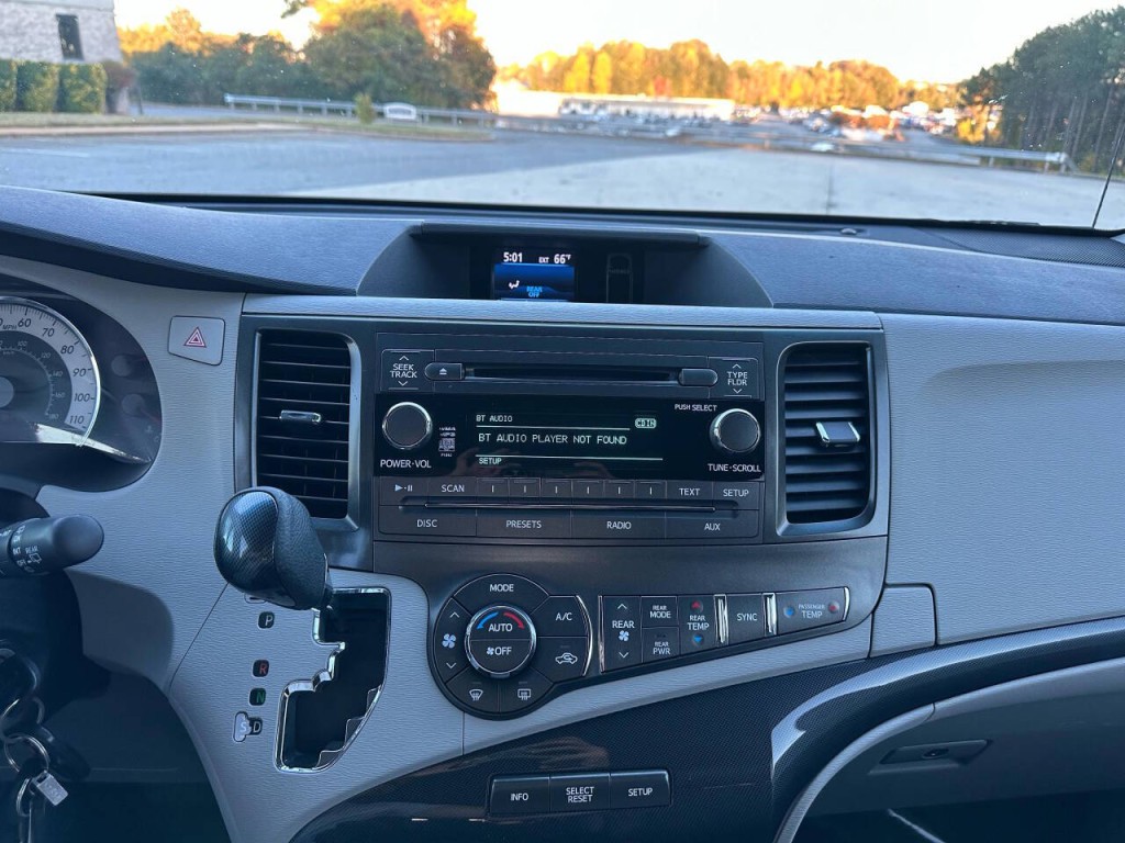 2013 Toyota Sienna Image 16