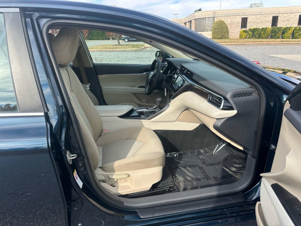 2018 Toyota Camry Image 12