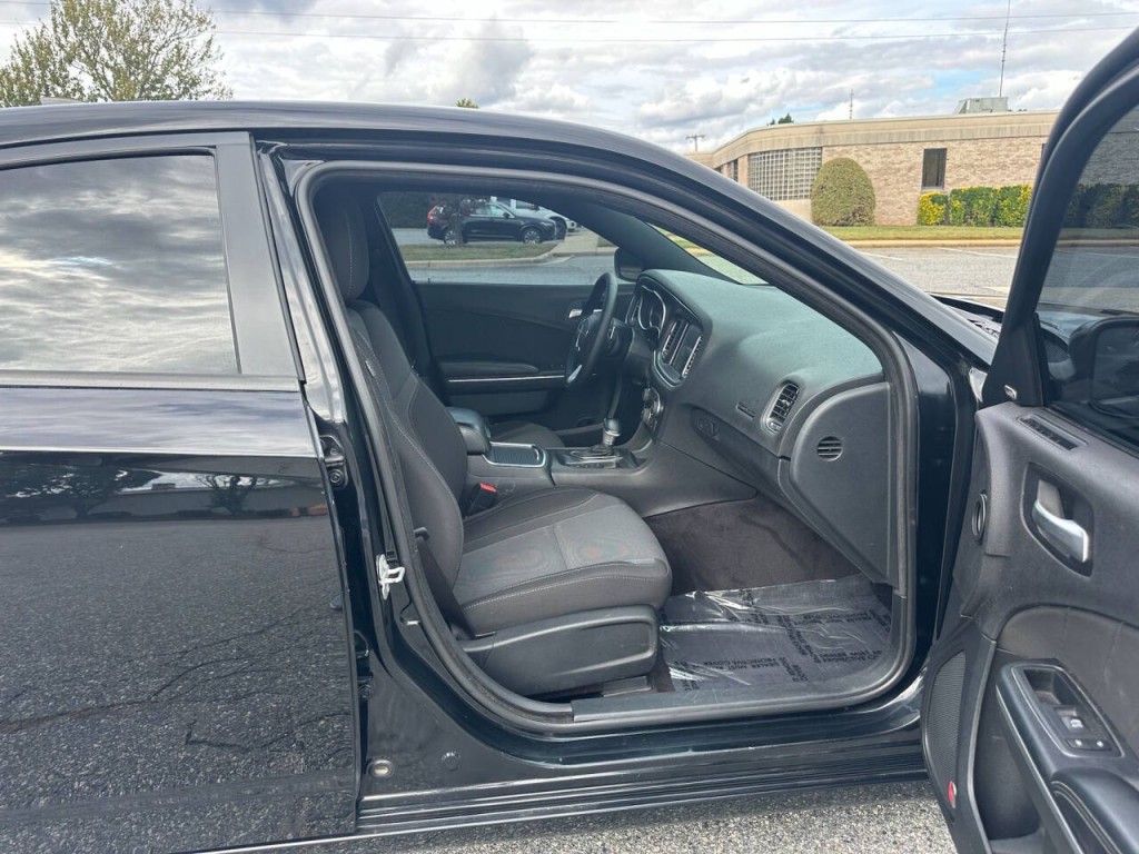 2017 Dodge Charger Image 12