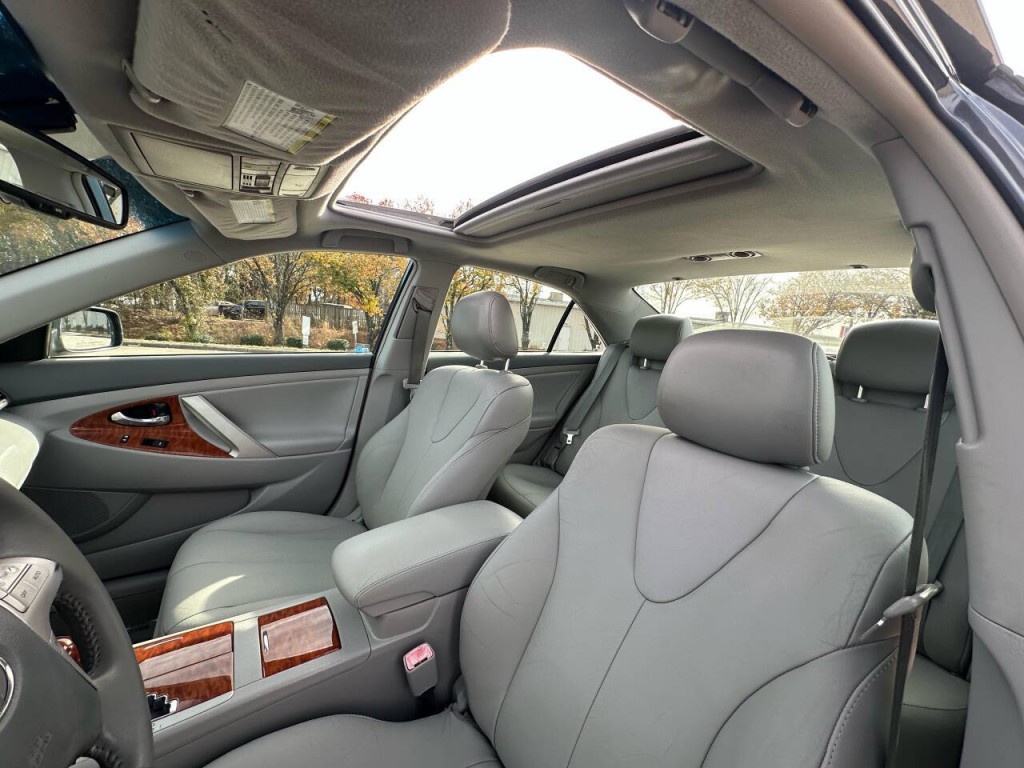 2011 Toyota Camry Image 8