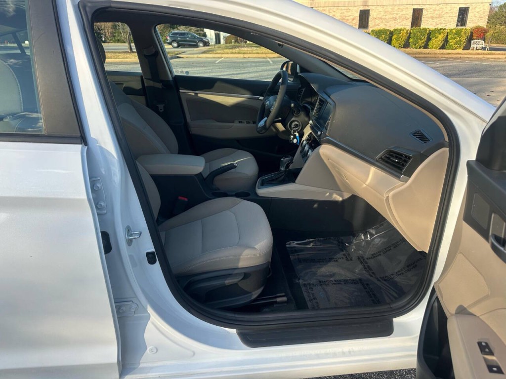 2019 Hyundai Elantra Image 11