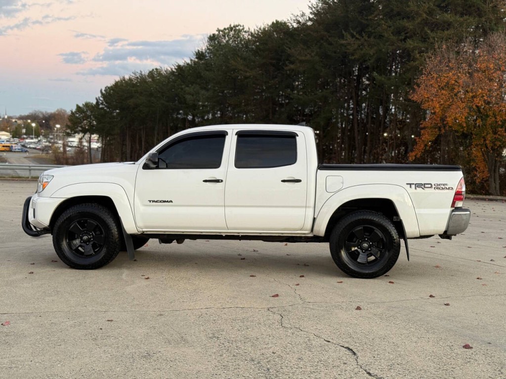 2015 Toyota Tacoma Image 2