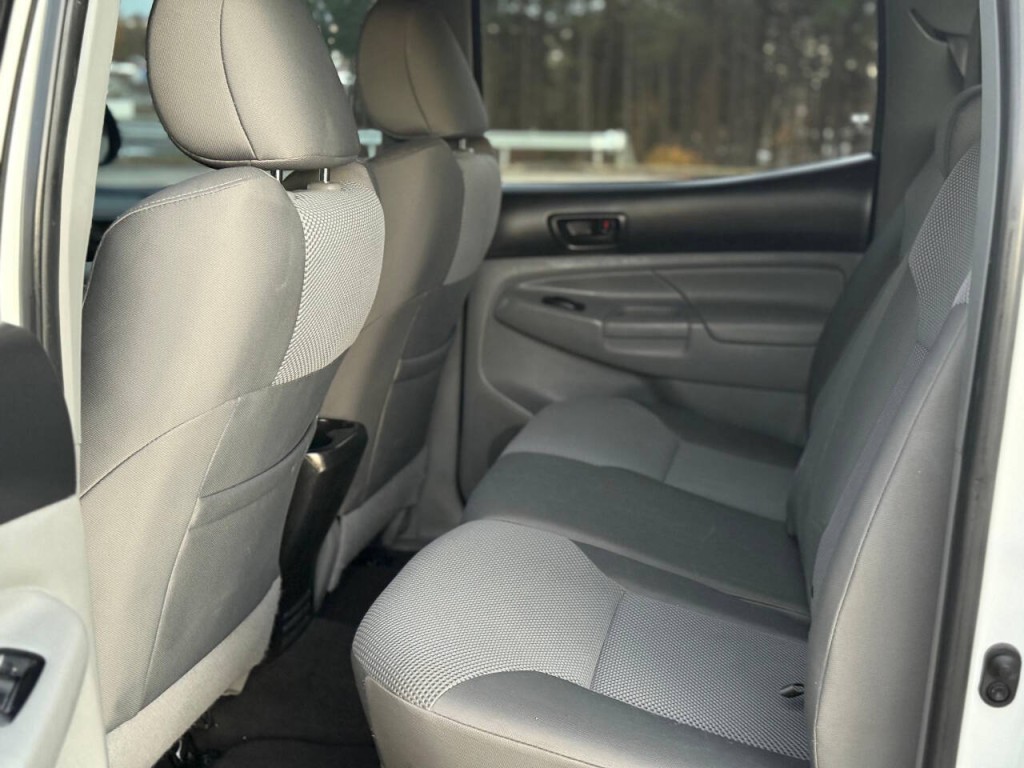 2015 Toyota Tacoma Image 9