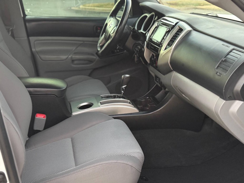 2015 Toyota Tacoma Image 12