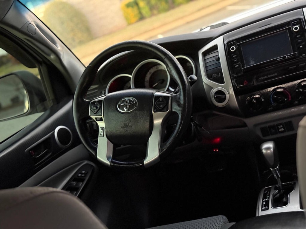 2015 Toyota Tacoma Image 14