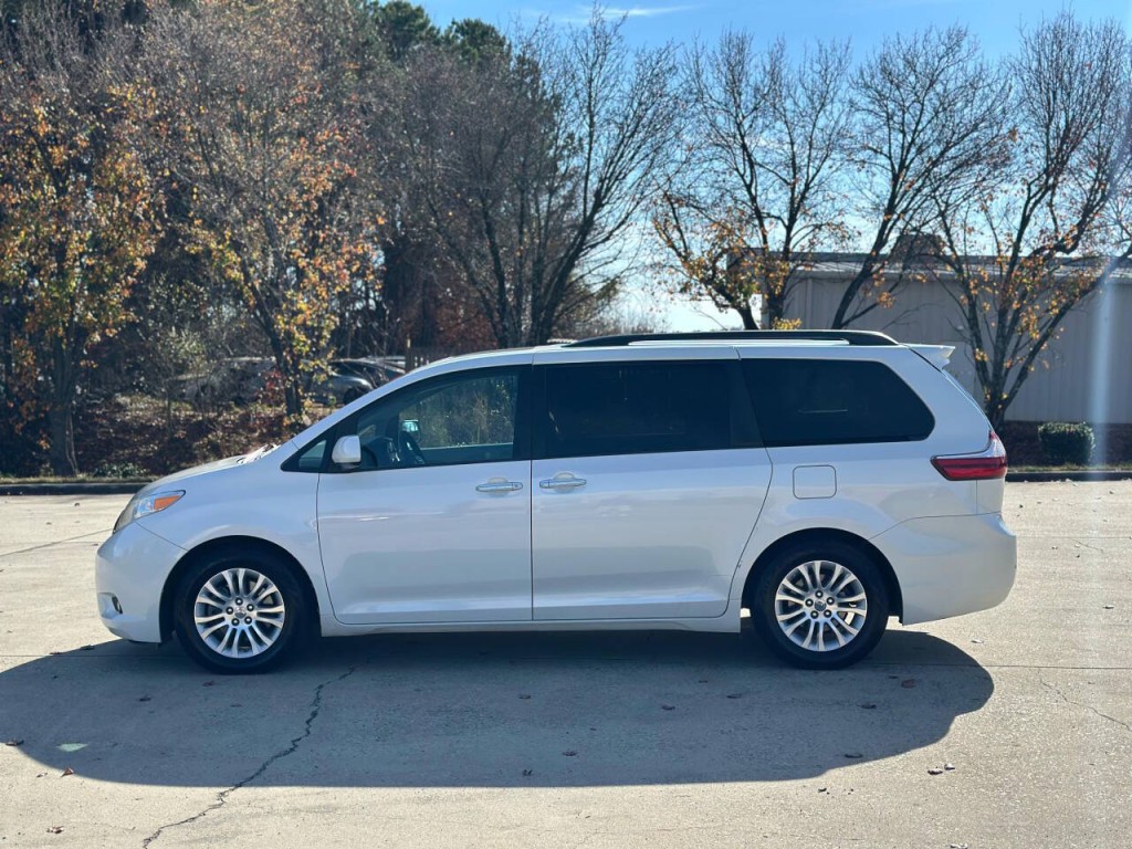 2015 Toyota Sienna Image 2