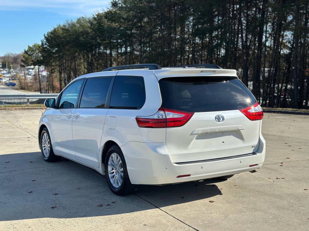 2015 Toyota Sienna Image 3
