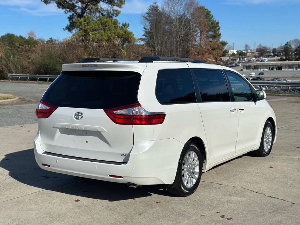 2015 Toyota Sienna Image 5