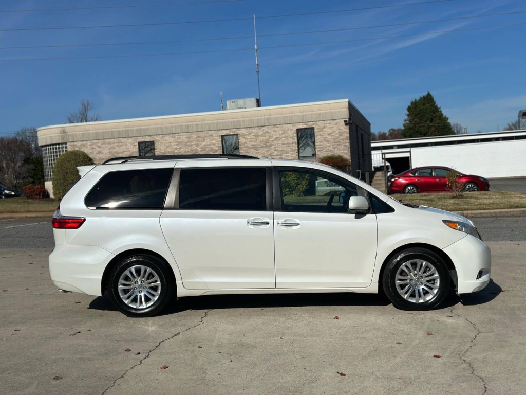 2015 Toyota Sienna Image 6