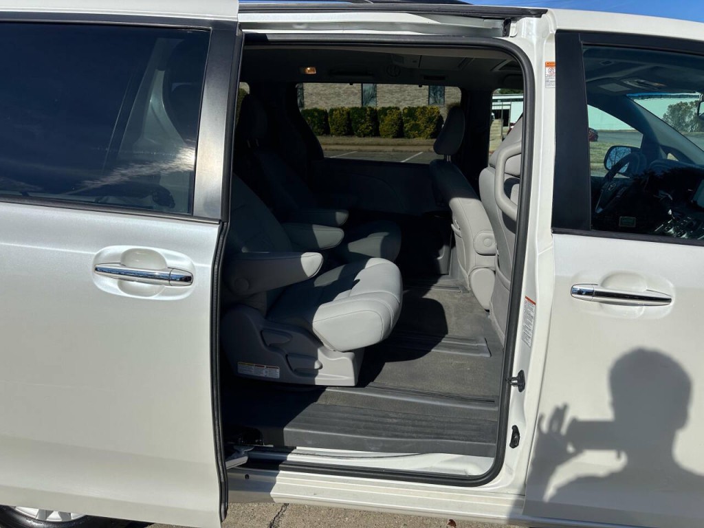 2015 Toyota Sienna Image 10
