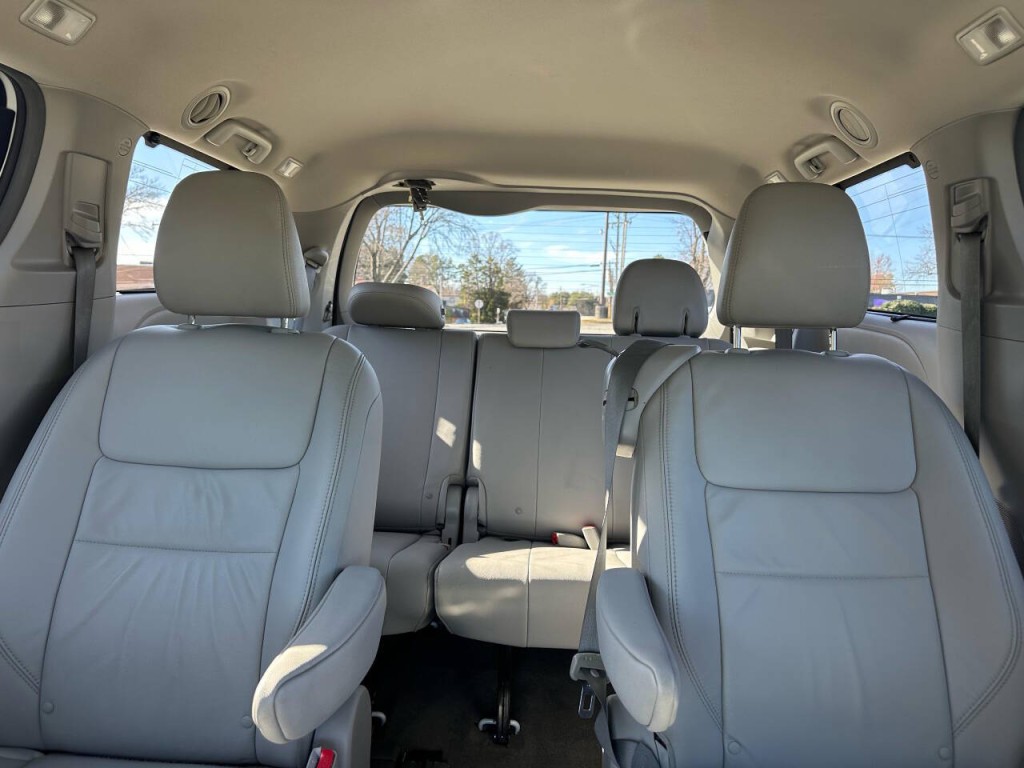 2015 Toyota Sienna Image 11