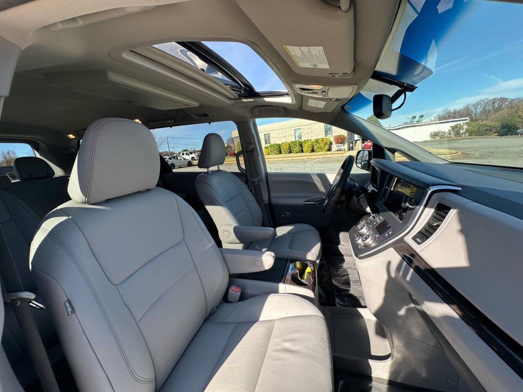 2015 Toyota Sienna Image 12