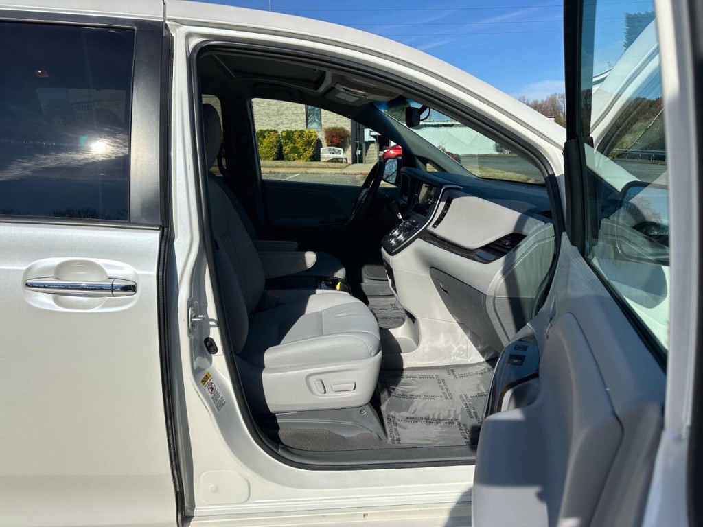 2015 Toyota Sienna Image 13
