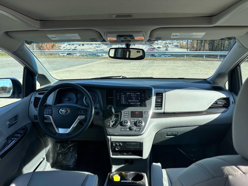 2015 Toyota Sienna Image 15