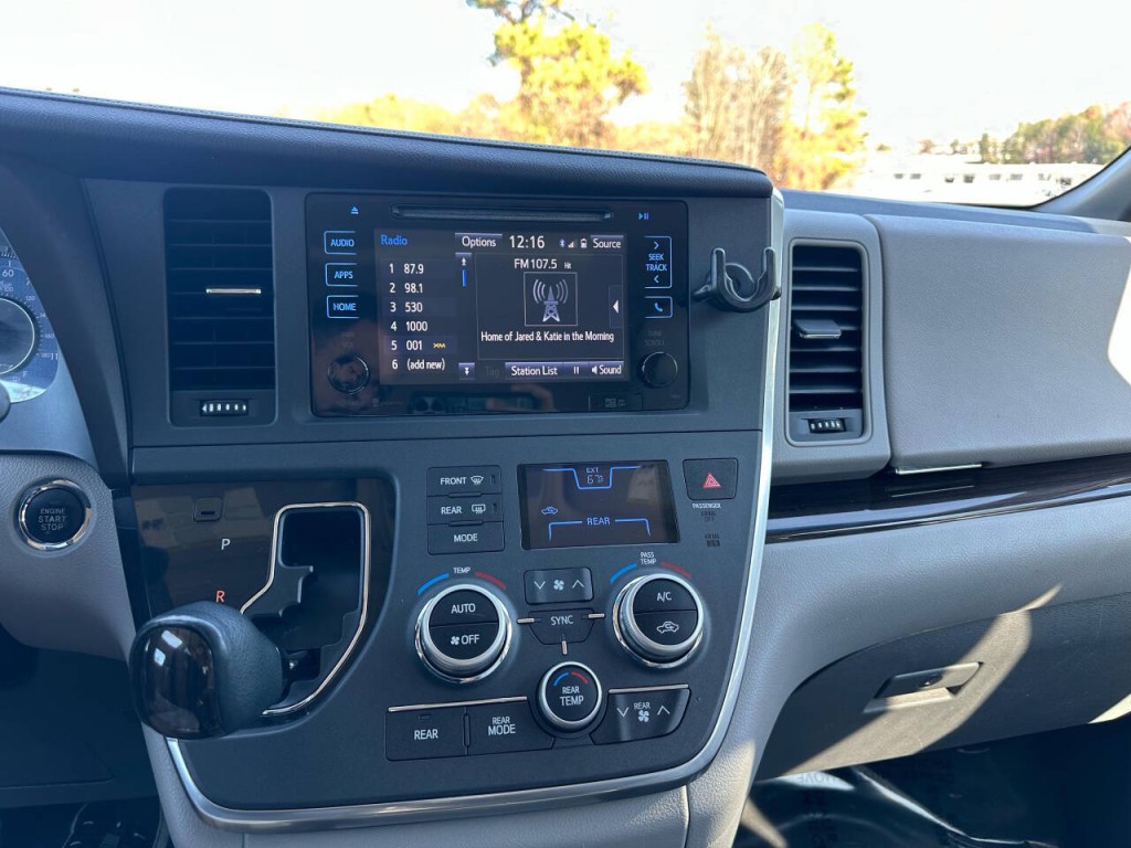 2015 Toyota Sienna Image 16