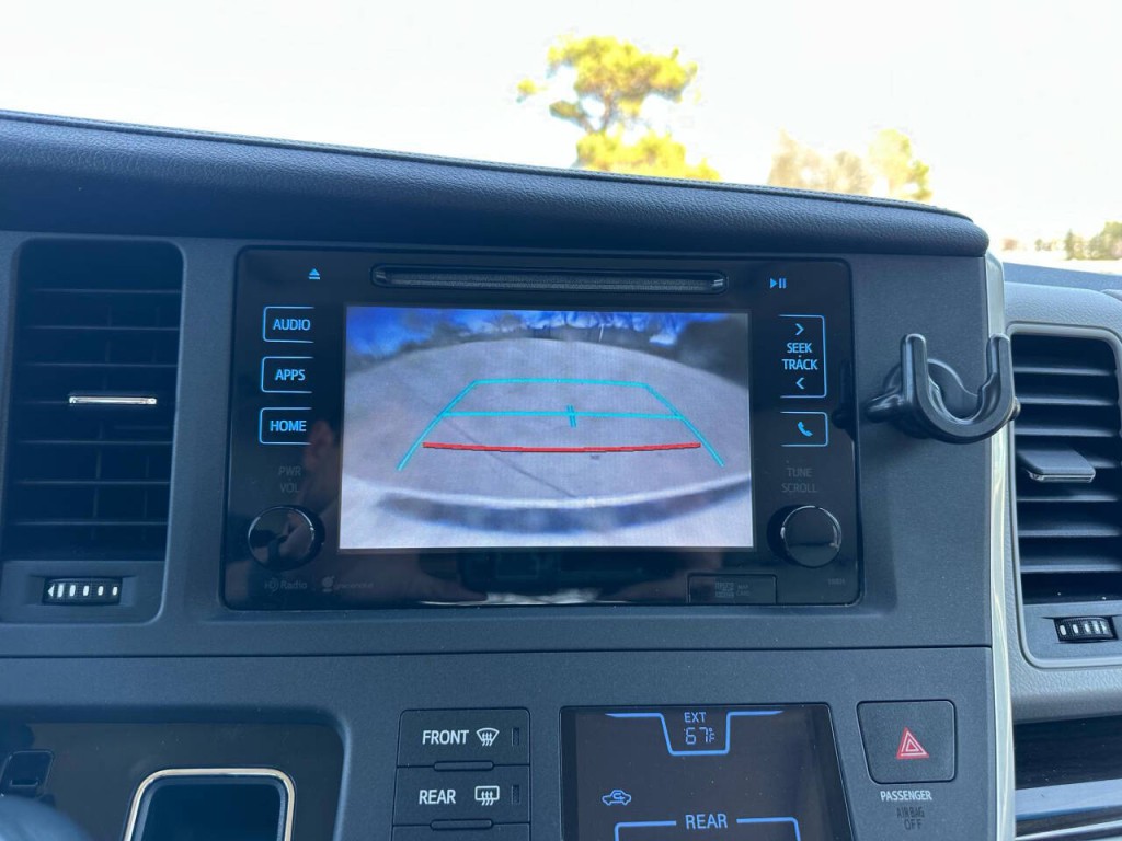 2015 Toyota Sienna Image 17