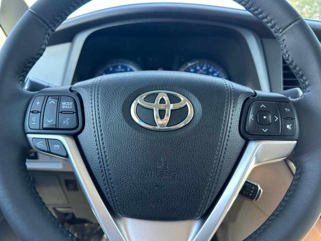 2015 Toyota Sienna Image 18