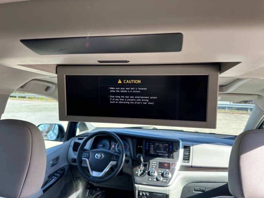 2015 Toyota Sienna Image 19