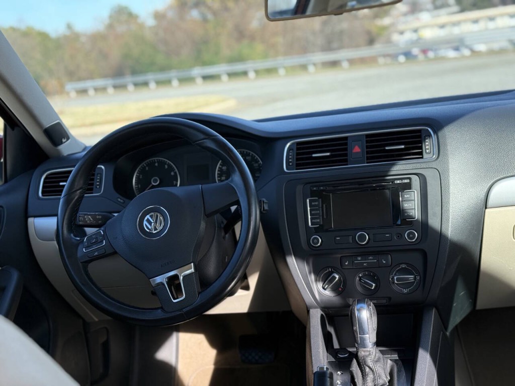 2012 Volkswagen Jetta Image 11