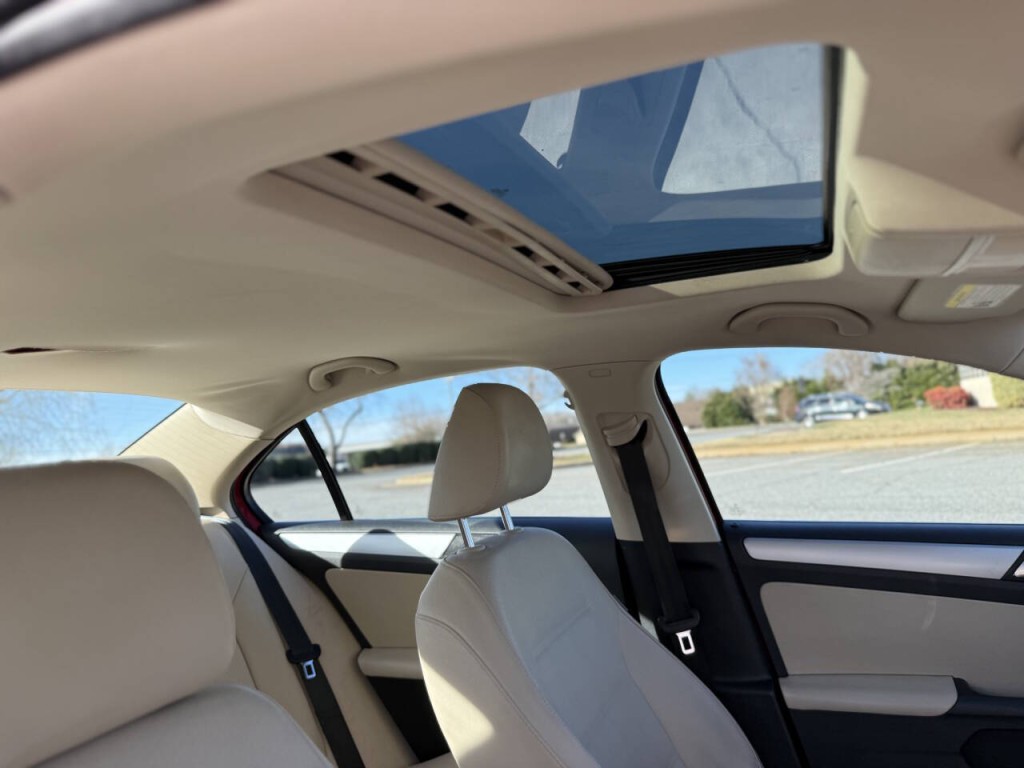 2012 Volkswagen Jetta Image 12