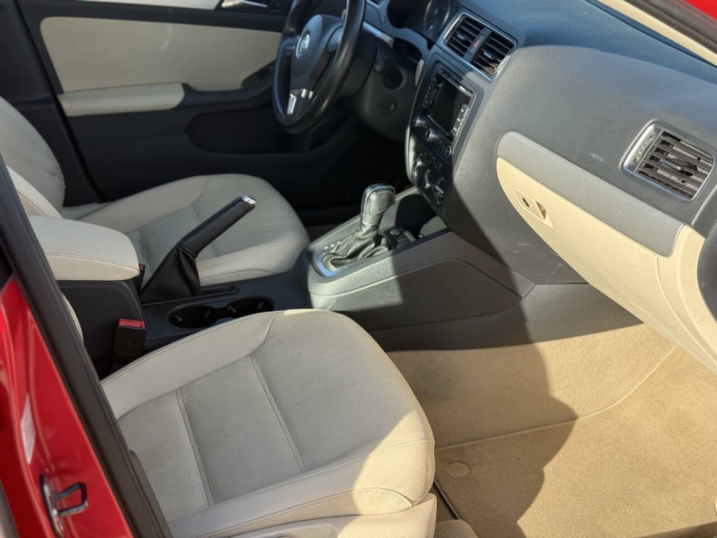 2012 Volkswagen Jetta Image 13