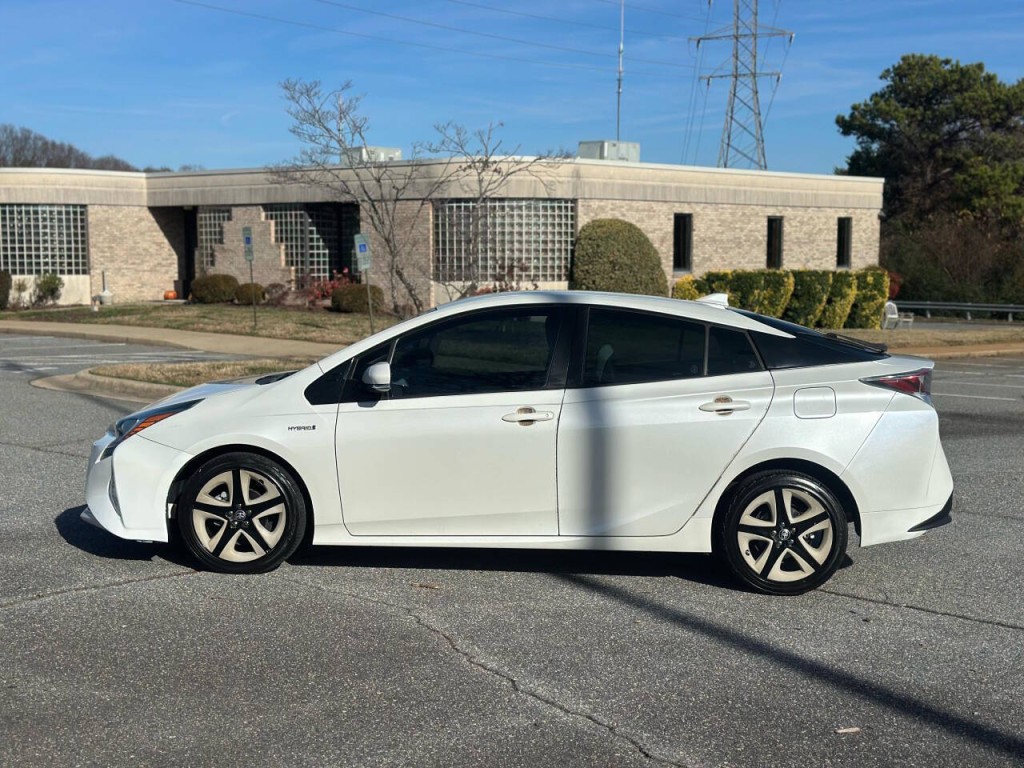 2016 Toyota Prius Image 2