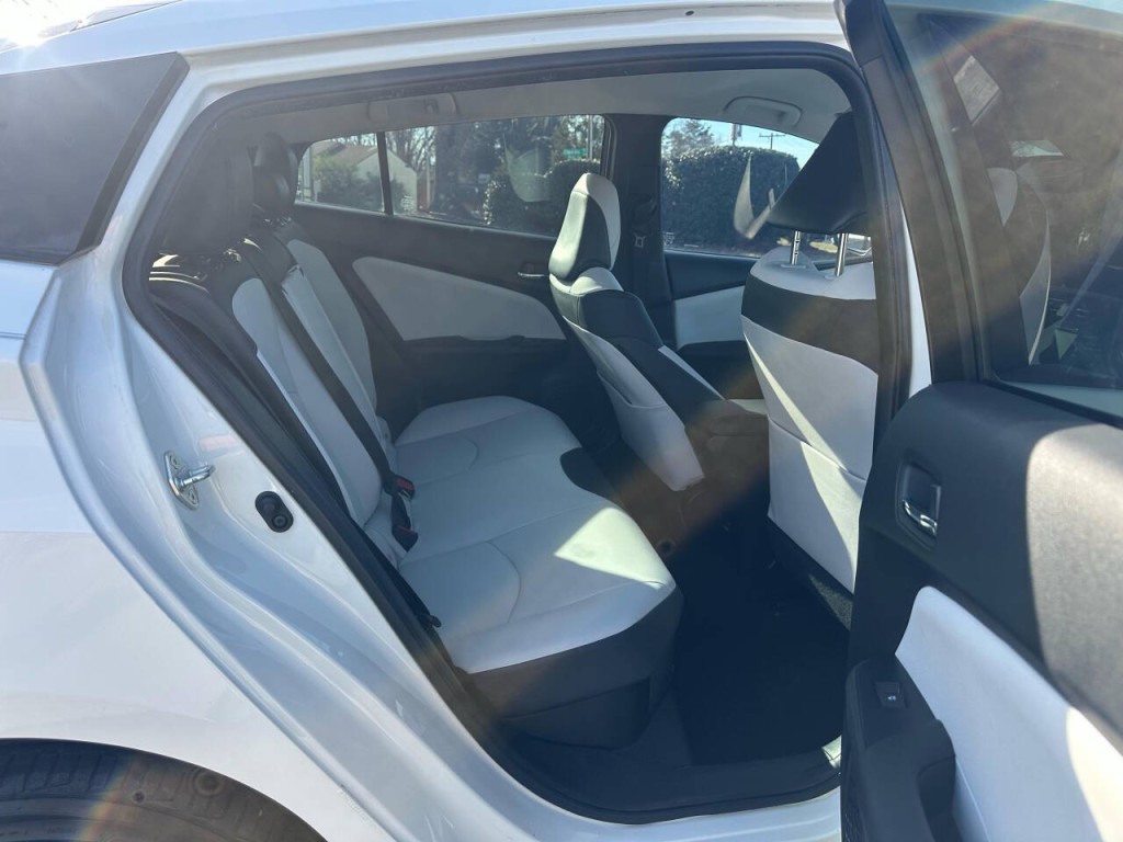 2016 Toyota Prius Image 9