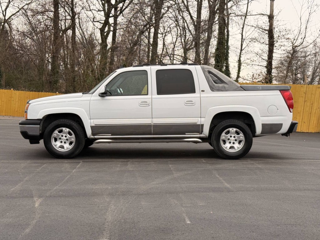2006 Chevrolet Avalanche Image 2