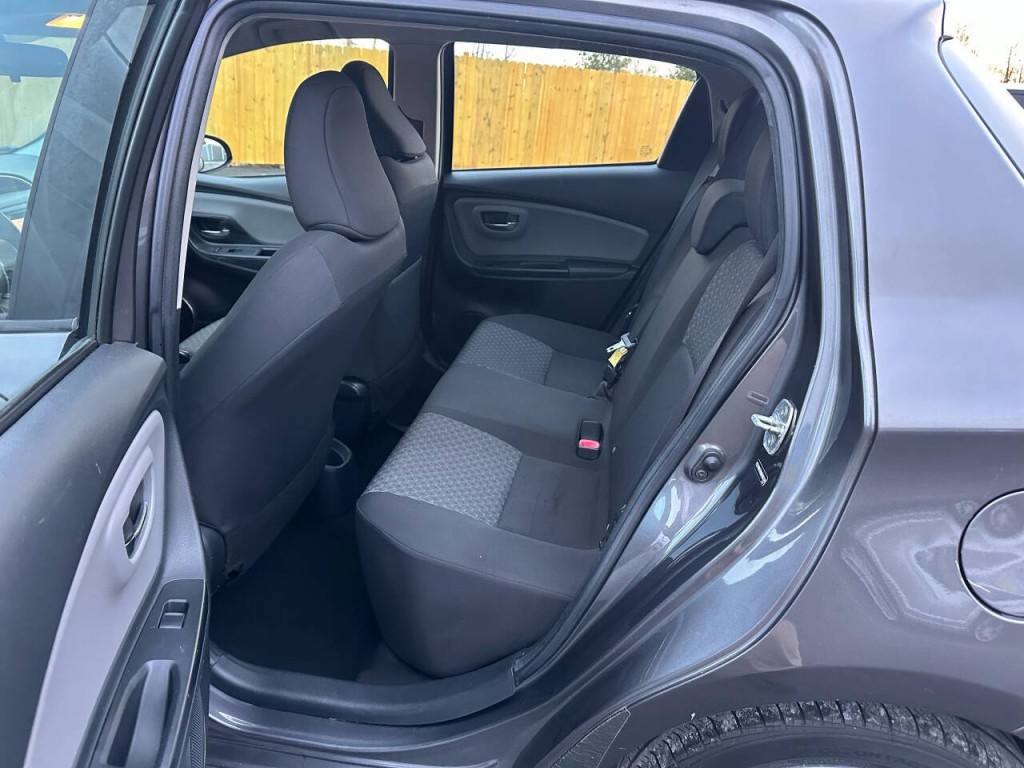 2015 Toyota Yaris Image 9
