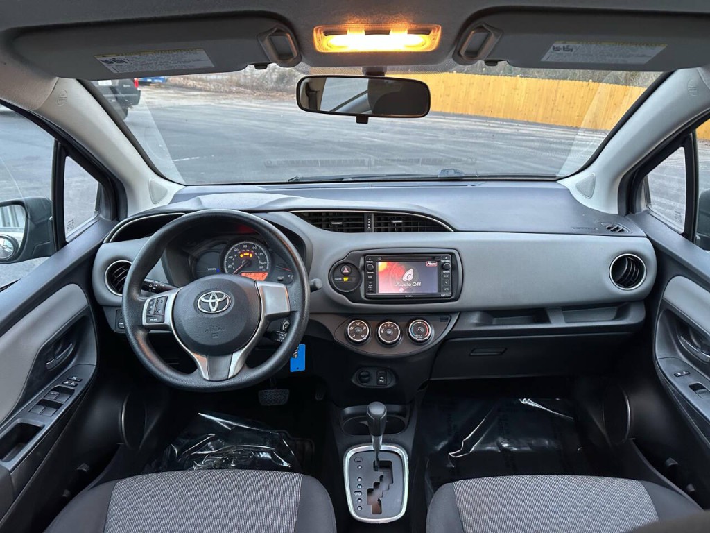 2015 Toyota Yaris Image 11