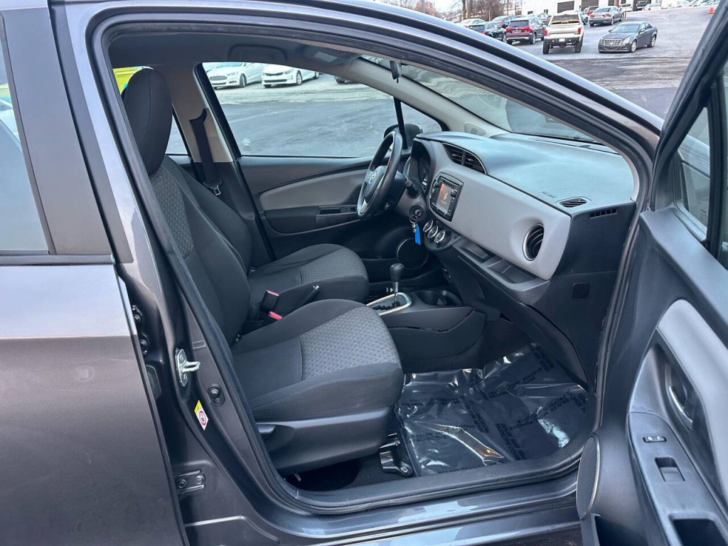 2015 Toyota Yaris Image 12
