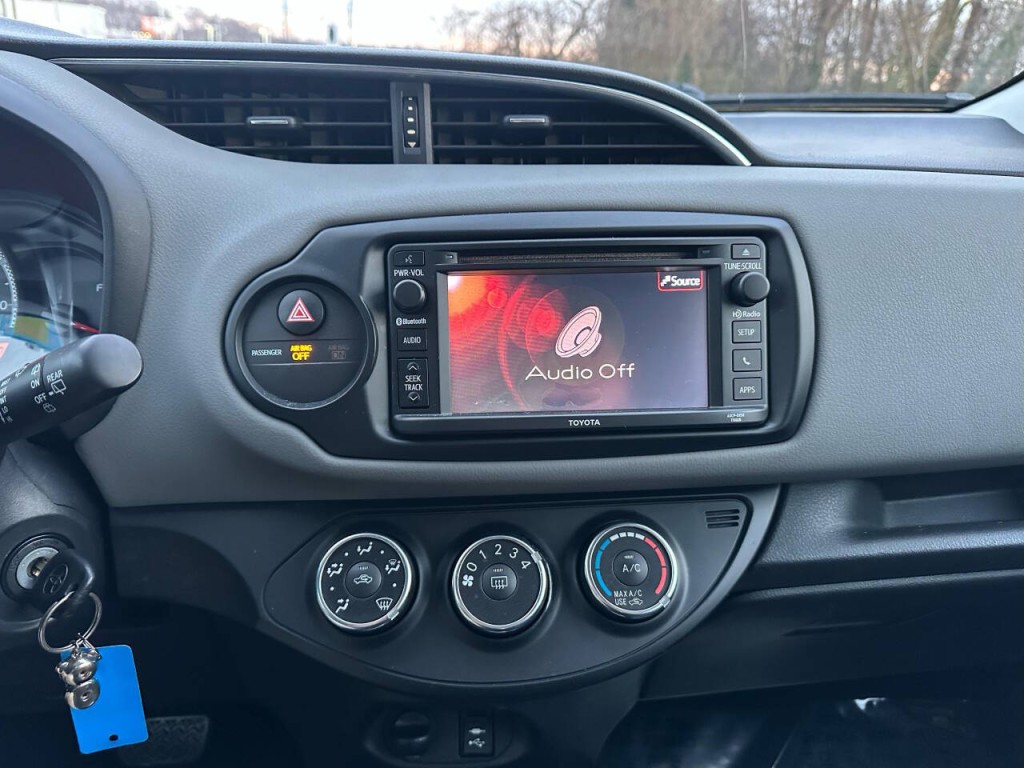 2015 Toyota Yaris Image 13