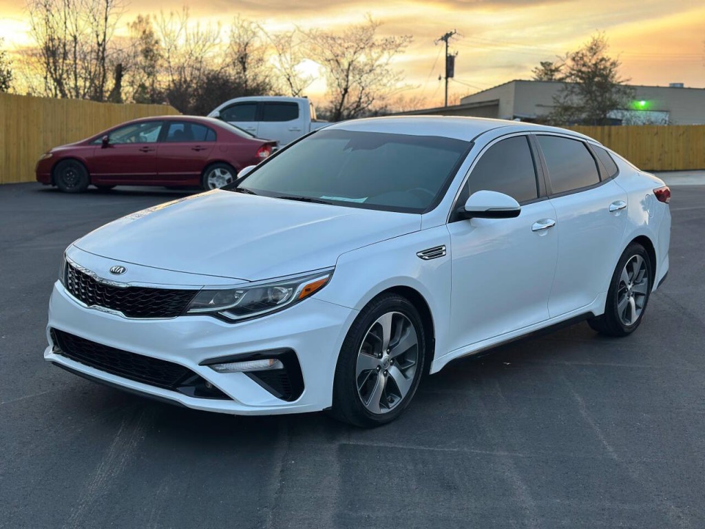 2020 Kia Optima Image 1