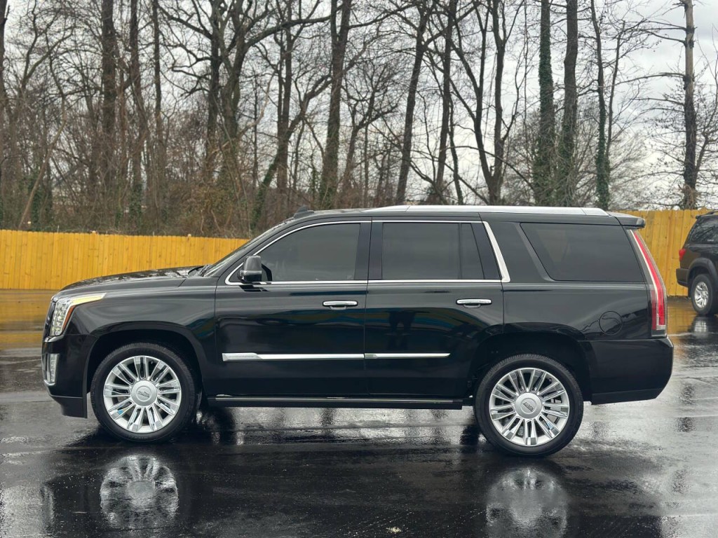 2016 Cadillac Escalade Image 2