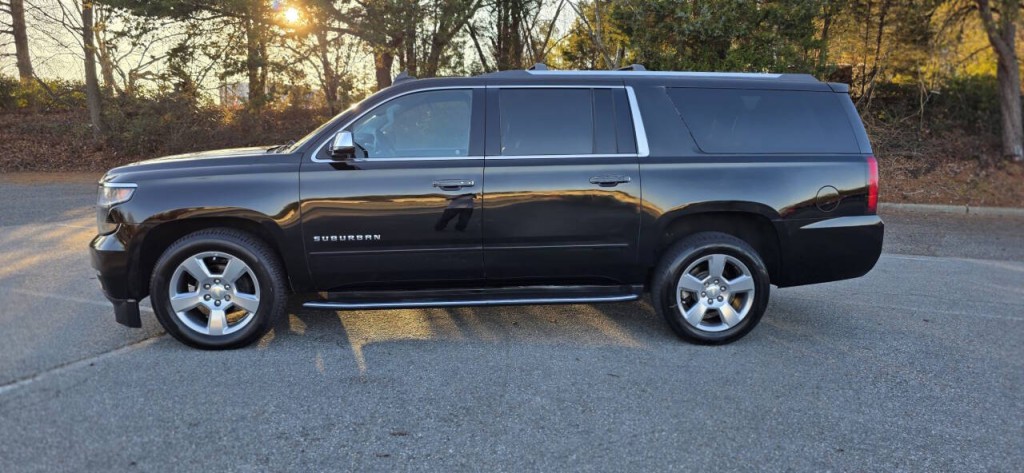 2020 Chevrolet Suburban Image 2